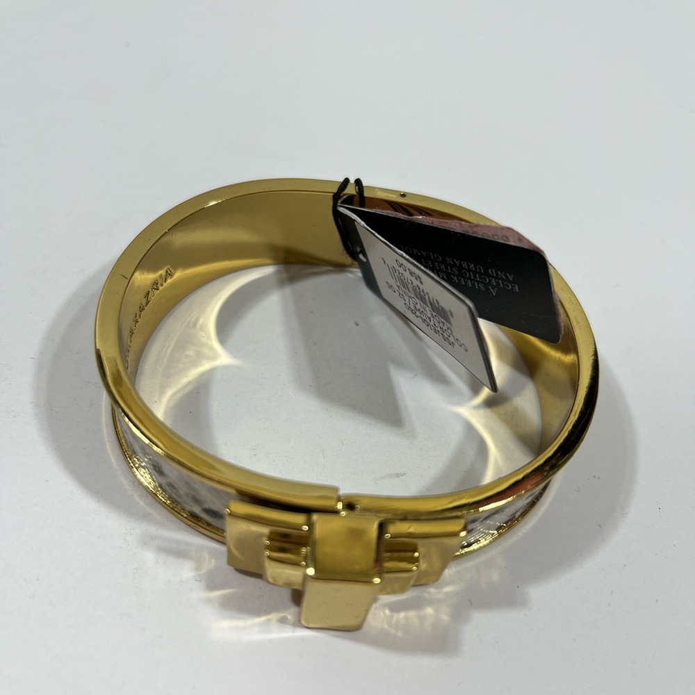 💕 BCBG Maxazria Bracelet. NWT 💕 - Picture 2 of 5
